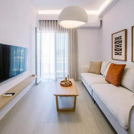 Terra Chic Retreat - 2br With Parking Apartment